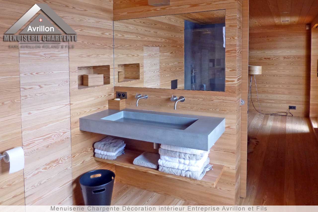 décoration moderne et traditionnelle utilisation de vieux bois pour salle de bain entreprise Avrillon