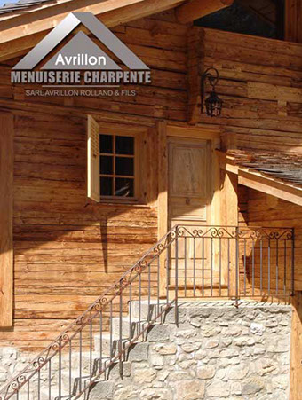 Le tavaillon est une petite planche en bois qu'on utilise pour recouvrir les toits de chalet de montagne. Méthode traditionnelle savoyarde